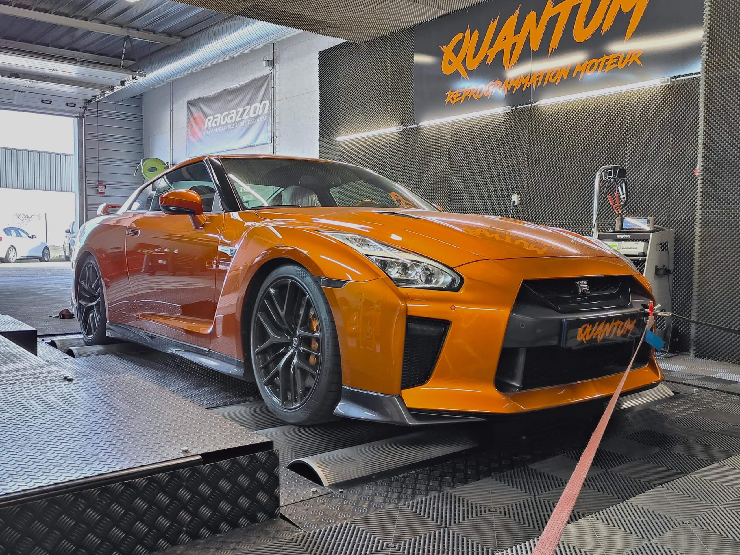 photo d'une nissan gtr 35 sur le banc pour la réalisation de notre travail en stage 1